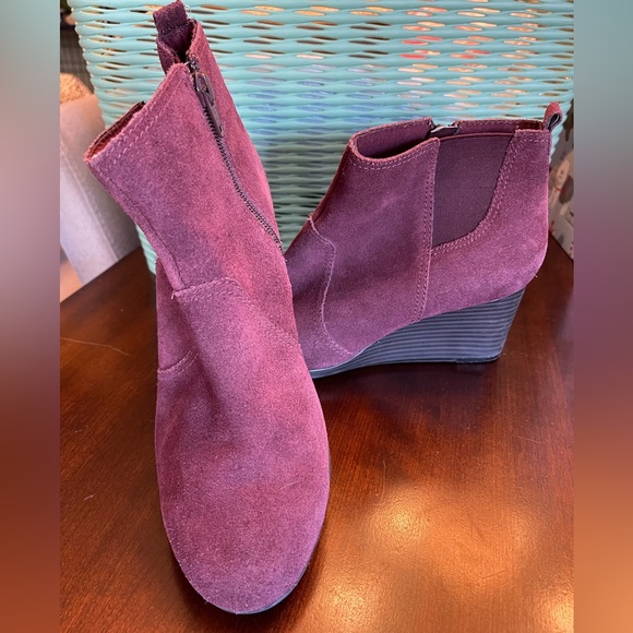 Womens Clarks Burgundy Leather Size Zip Ankle High Wedge Booties Boots - Picture 2 of 8